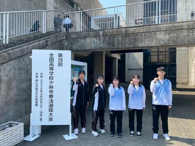 会場入口にて